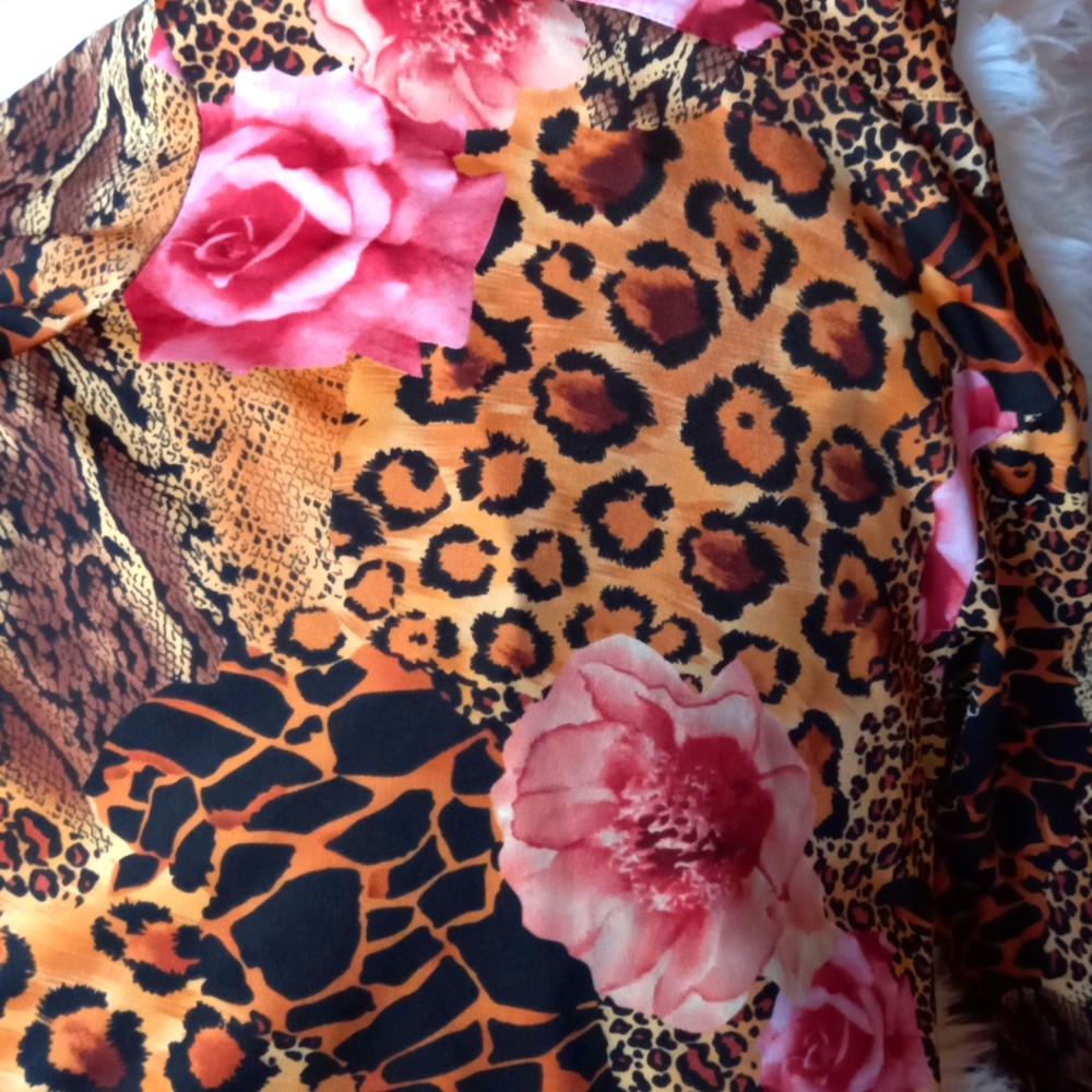 Leopard🐅&🌺 Roses Blouse - Picture 6 of 7